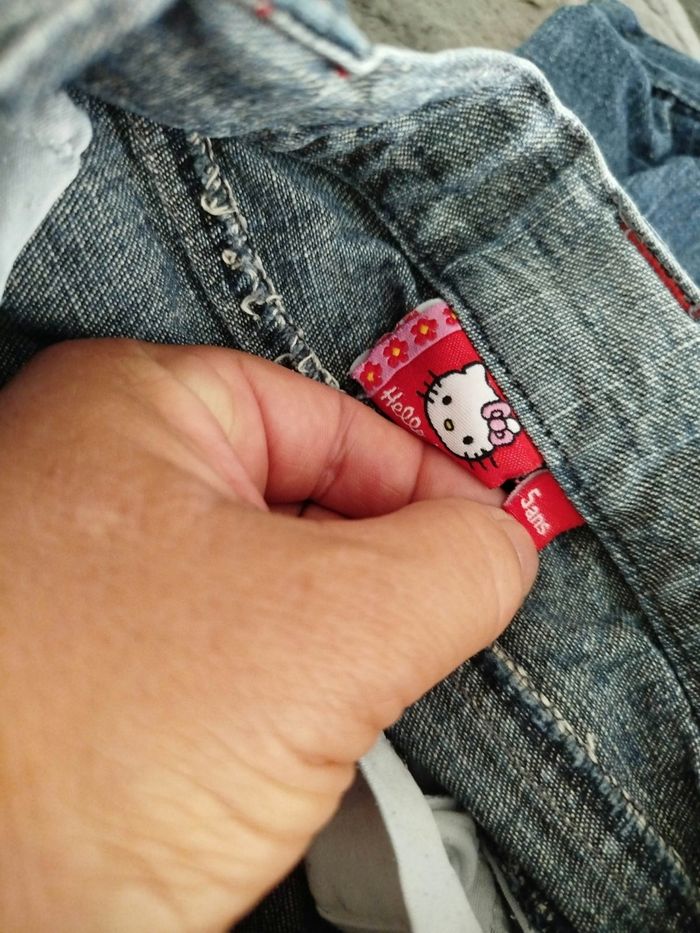 Short bermuda bleu jean. Fille 5 ans. Hello Kitty - photo numéro 4
