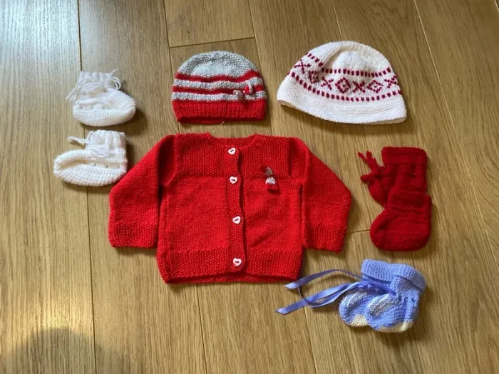 Très joli lot de vêtements tricotés à la main
