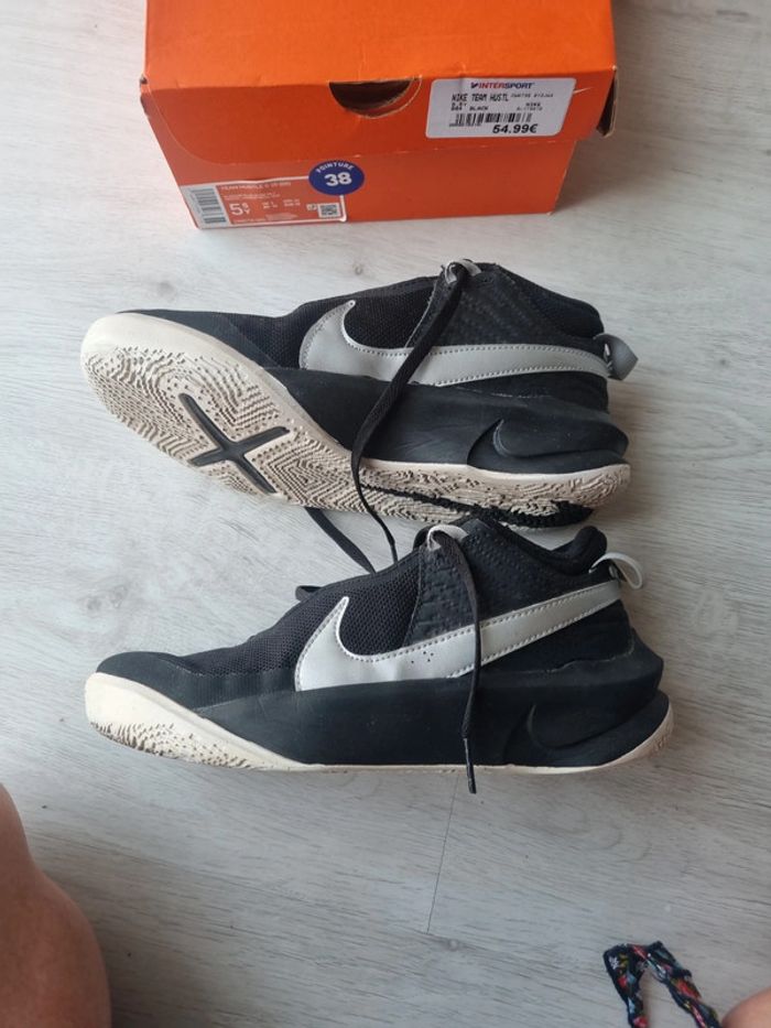 Paire de Nike basketball - photo numéro 2