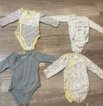 Lot 4 body bébé 