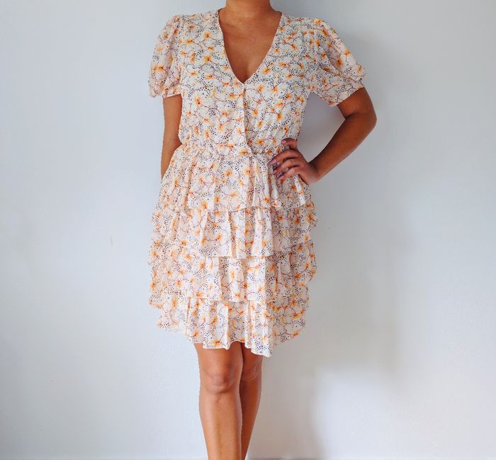 Robe estivale à volant
Look romantique, bohème 
Imprimé fleuri, couleur beige abricot
Taille 38 M
Très bon état - photo numéro 3