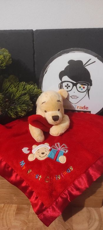 doudou plat winnie rouge my first christmas Disney store jaune cadeau noël