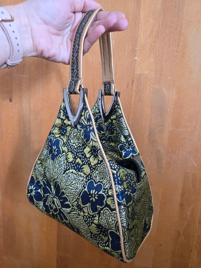 Sac  à  main aux broderies bleues et dorées