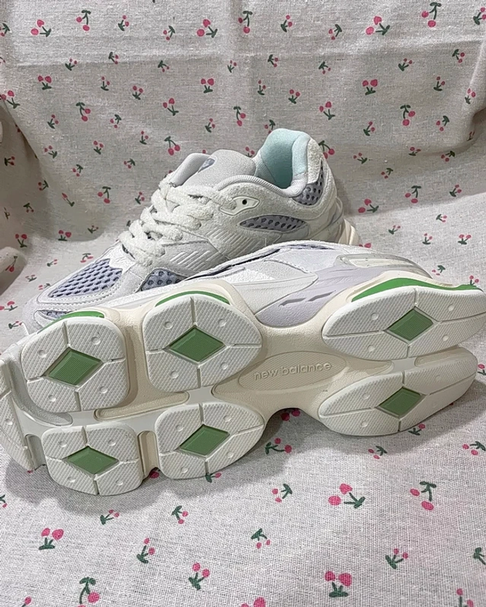 New Balance 9060 Beige 42 - photo numéro 4