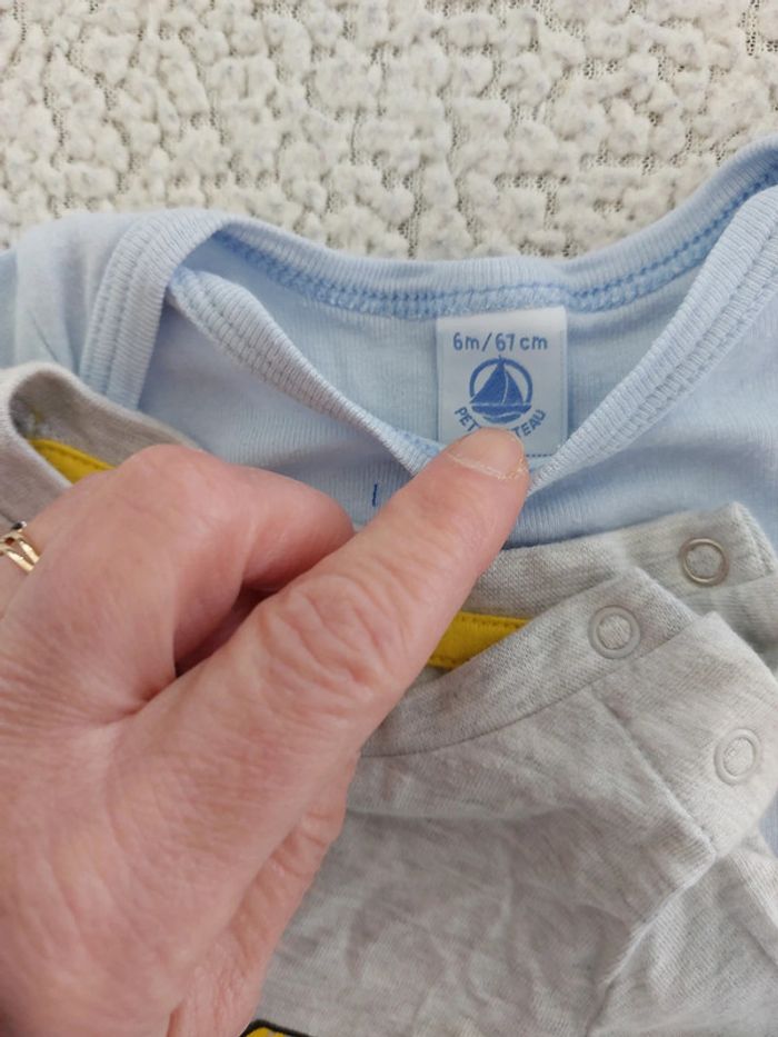 Lot tee-shirt et body 6mois - photo numéro 3