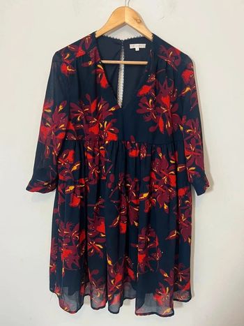 Robe marine fleurs rouge