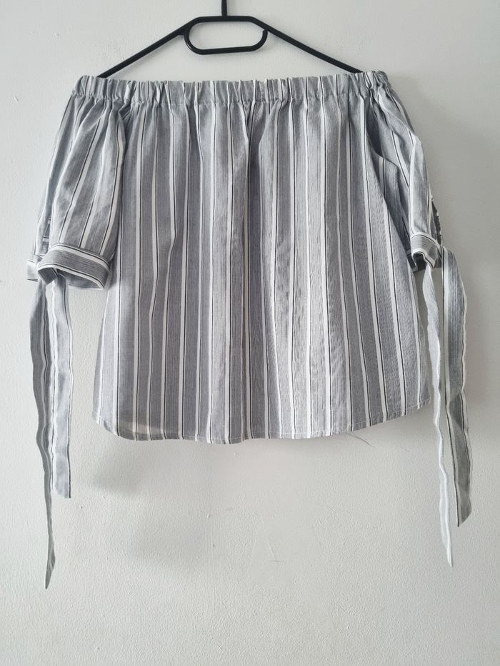 Top gris rayé épaules dénudé - photo numéro 2