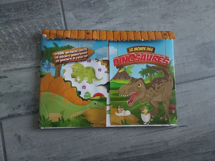 Livre le monde des dinosaures