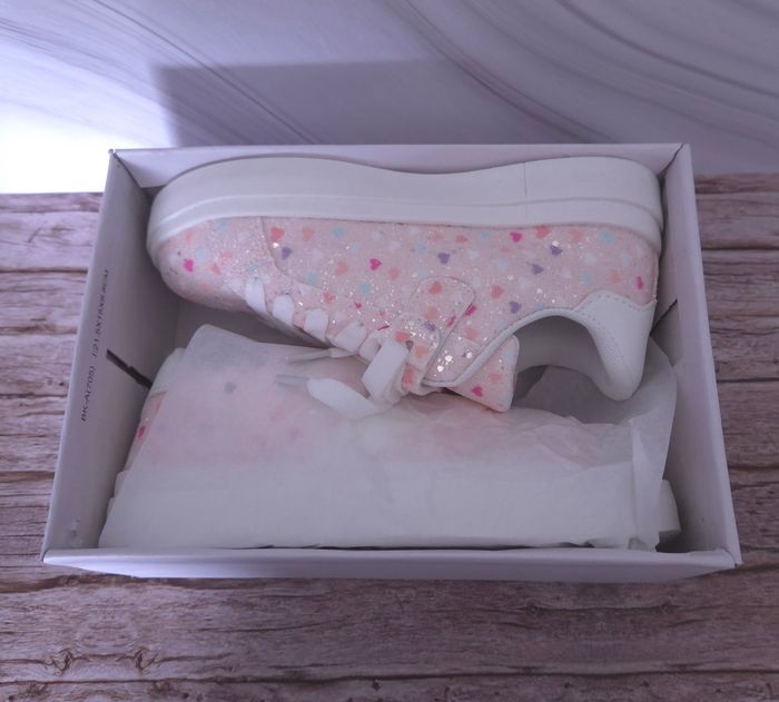 Baskets roses pailletées motifs cœurs - Taille 30 - Neuves - photo numéro 6