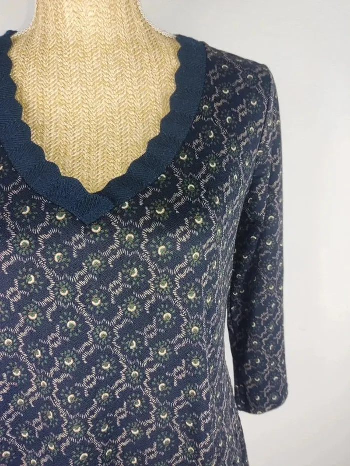 Blouse manches 3/4 à volants motifs graphiques sur fond bleu nuit taille 36 Riu - photo numéro 4