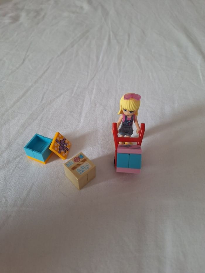 Lego friends 41310 la livraison des cadeaux à Heartlake City - photo numéro 9