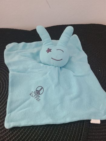 Doudou LAPIN POPSI SOURCING & CONSULTING Plat Carré BLEU l'amour & la PAIX