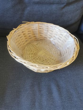 Panier en osier avec interieur en plastique