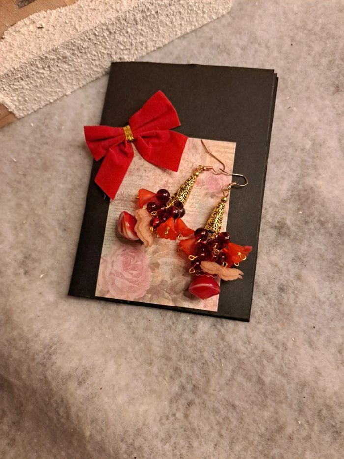 Boucles d'oreilles pendante rouge et doré - photo numéro 2