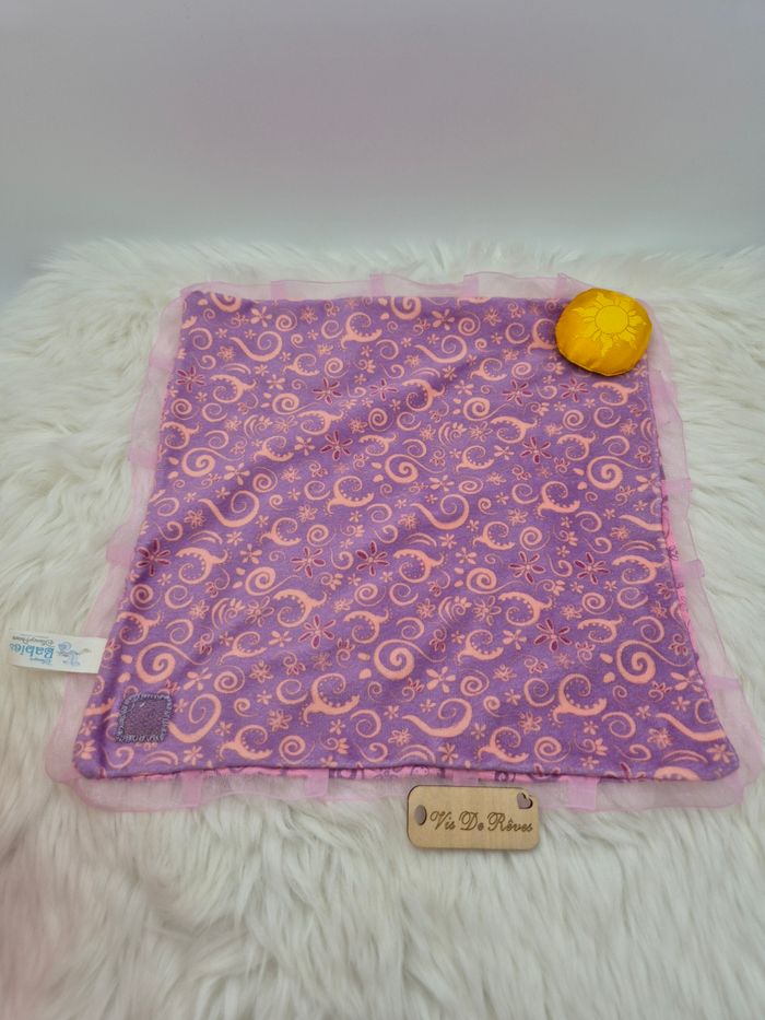 Peluche Doudou Pincesse Bébé Raiponce Disney Babies couverture rose violet - photo numéro 8