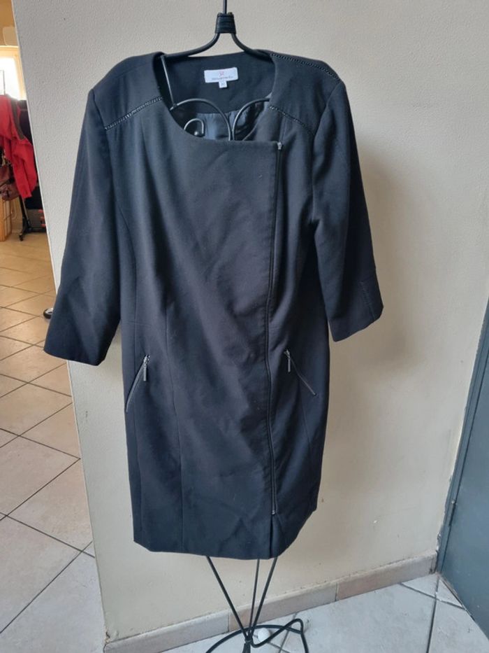 Veste mi-longue noire ou robe