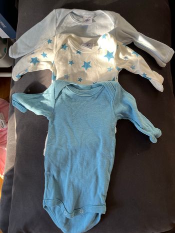 Lot body petit bateau taille un mois