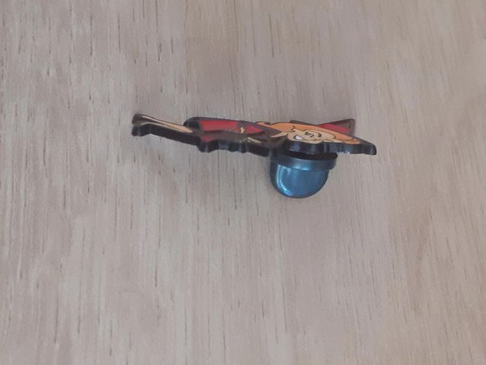 Pin's/ broche représentant Ma sorcière bien aimée série TV - photo numéro 2
