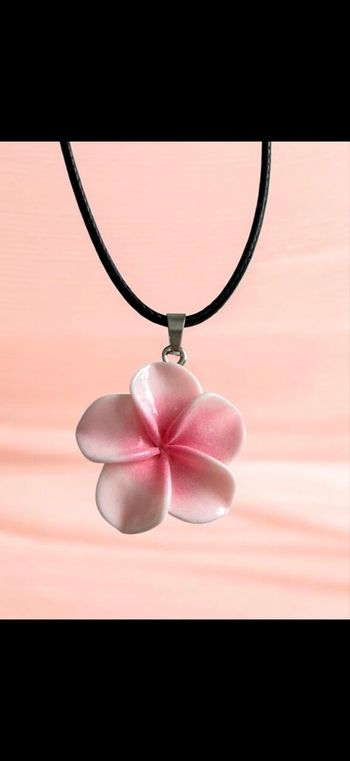 Collier avec pendentif fleur Hawaï monoi rose