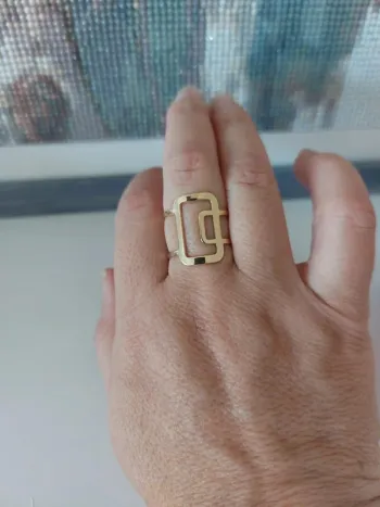 Bague dorée géométrique