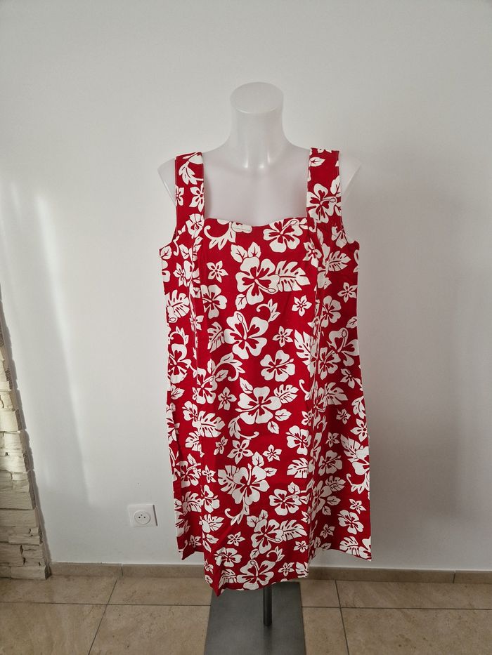Robe polynésienne rouge à motif fleurs blanche