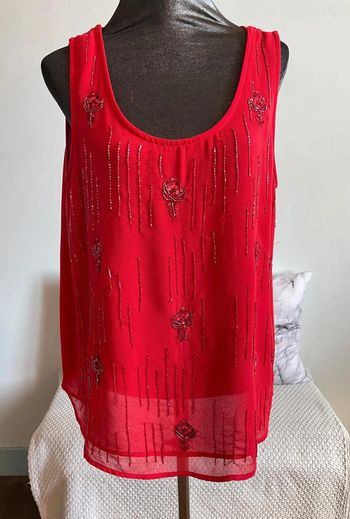 Débardeur brodée rouge.