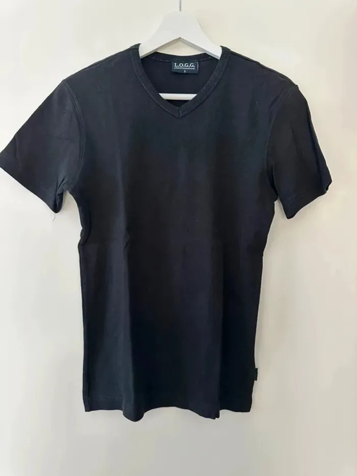 Tshirt noir en V pour homme taille S - photo numéro 2