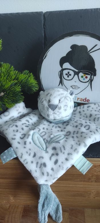 Doudou Léopard des Neiges Plat Blanc Gris Vert Léa nattou feuille vert Panthère