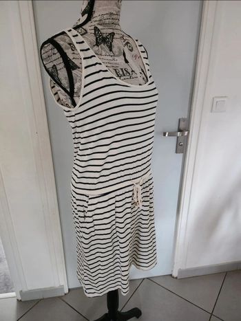 Très Jolie robe rayée Fashion Private Company de taille 42-44