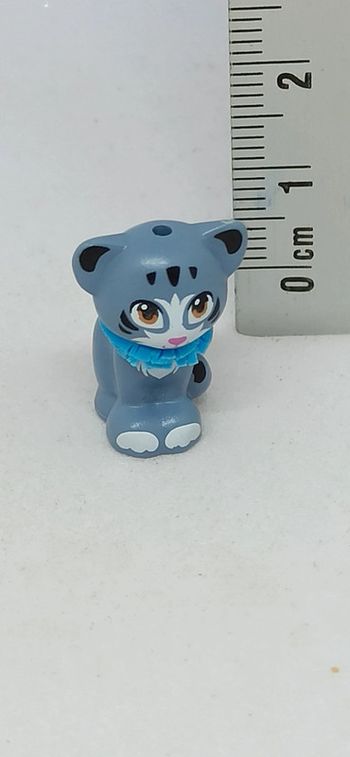 Petit chat assis avec collier bleu lego