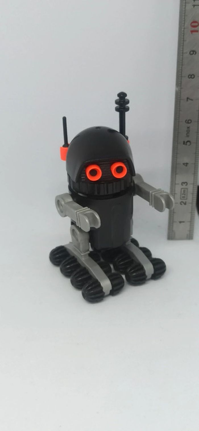 Robot noir de l'espace sur roues playmobil