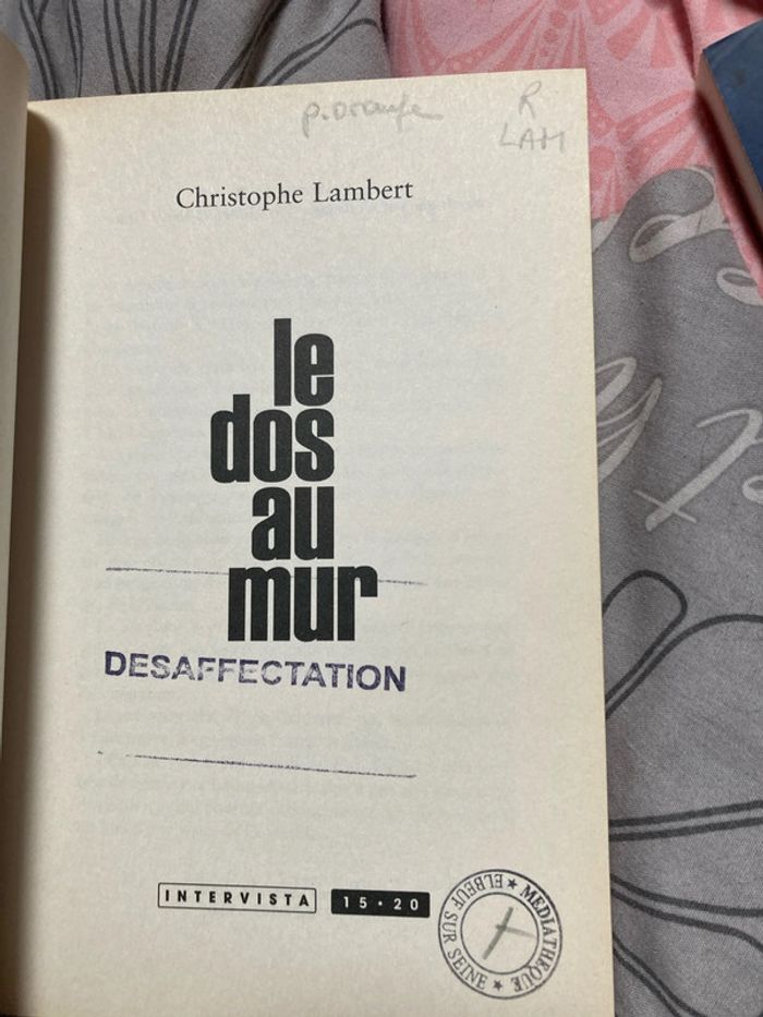 Le dos au mur - photo numéro 3