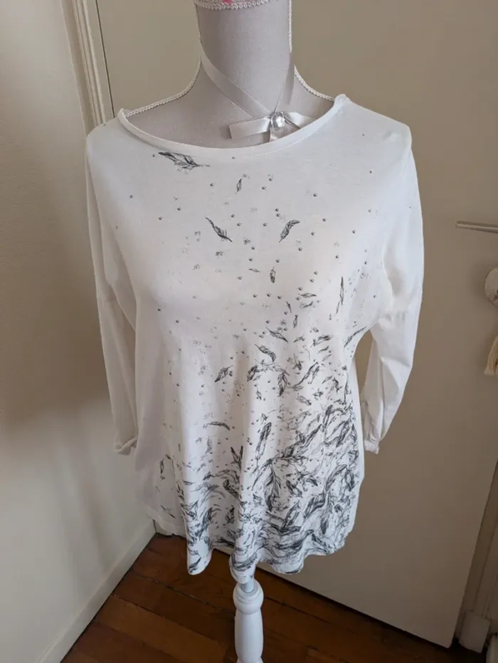 Blouse blanche et papillons gris