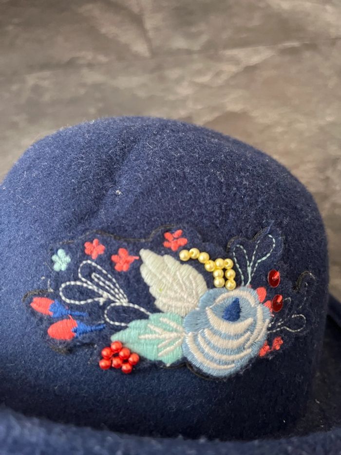 Chapeau bleu marine avec broderie - photo numéro 3