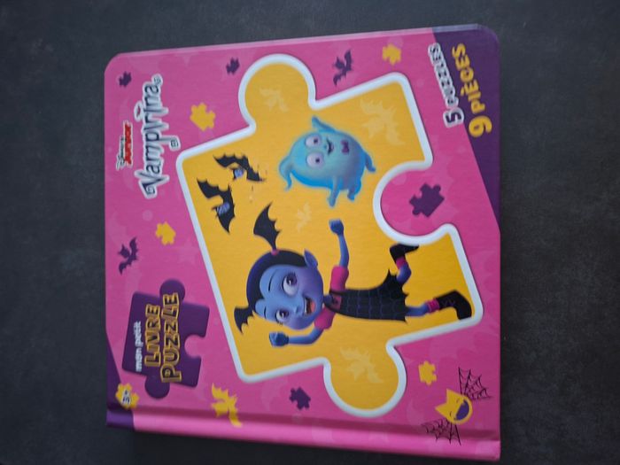 Livre puzzle vampirina