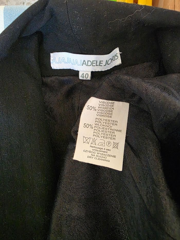 Veste noire a rayures noir façon satin,fausse pochette avec dentelle, bas de manche en dentelle, en excellent état, en viscose&polyester, largeur d'épaule 38cm, largeur sous bras 48cm, longueur 59cm, marque Adèle Joris =8€ - photo numéro 9