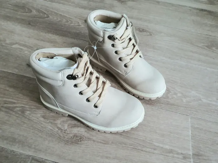 Bottines à lacets beiges taille 34 neuves - photo numéro 3