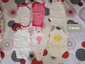Lot 6 bodies à bretelles taille 3 mois 👧