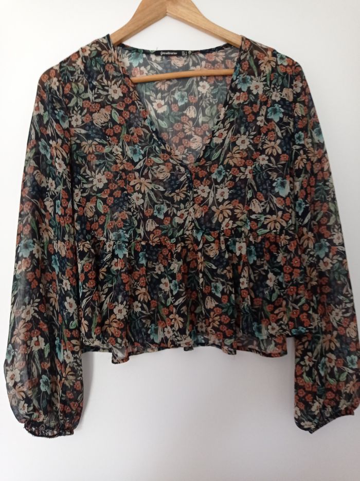 BLOUSE Fleurie STRADIVARIUS. - photo numéro 2