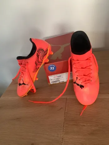 Paire chaussures de foot, puma