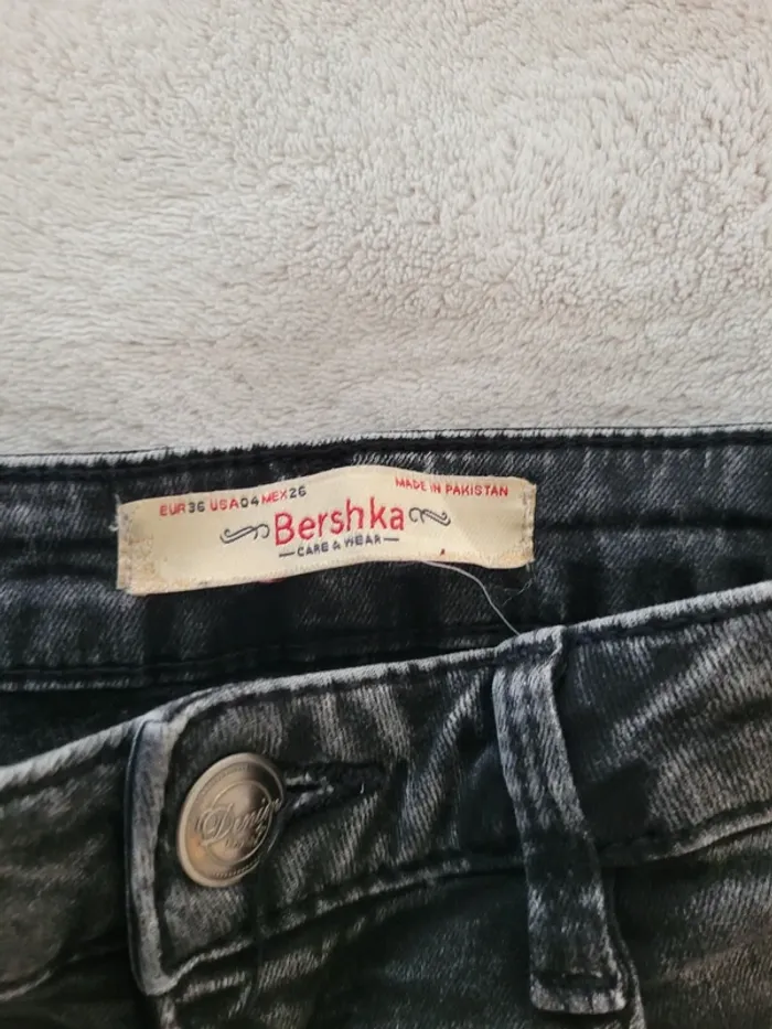 Jean skinny Bershka, taille 36. Neuf - photo numéro 2