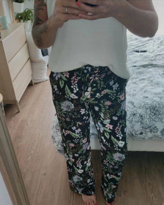 Pantalon fluide Kiabi  fleuries taille 36.