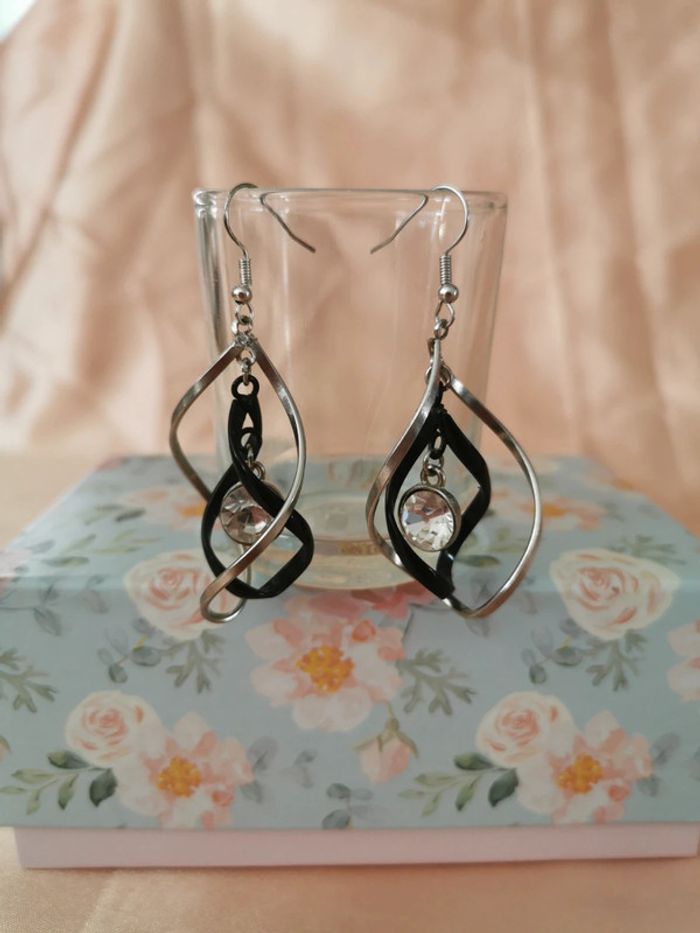 Boucles d'oreilles. Noir. Argenté. - photo numéro 2