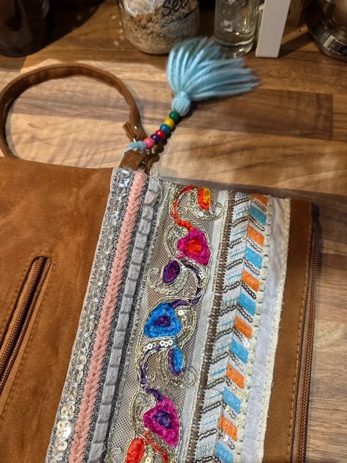 Sac pochette bandoulière broderies sequins zip daim - photo numéro 4