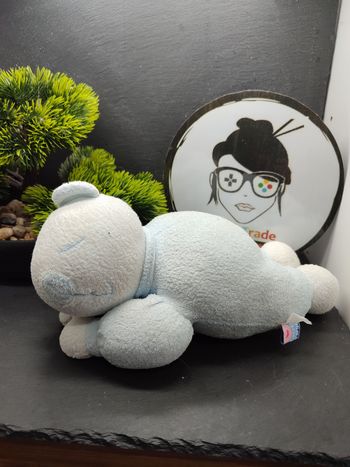 Doudou chat ours koala bleu blanc couché dort Sucre d'orge bleu blanc éponge