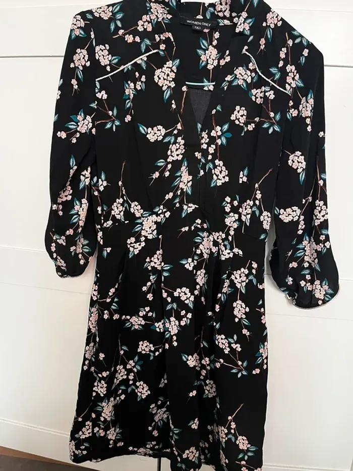 Robe noire à fleur - photo numéro 3