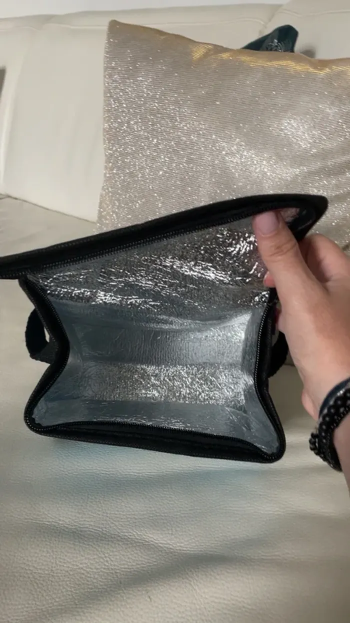 Lunch box Sac isotherme Haribo neuf - Idéal pour vos pauses gourmandes ! - photo numéro 5