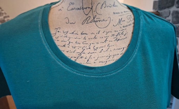 Tee-shirt vert avec une poche à la poitrine - photo numéro 2
