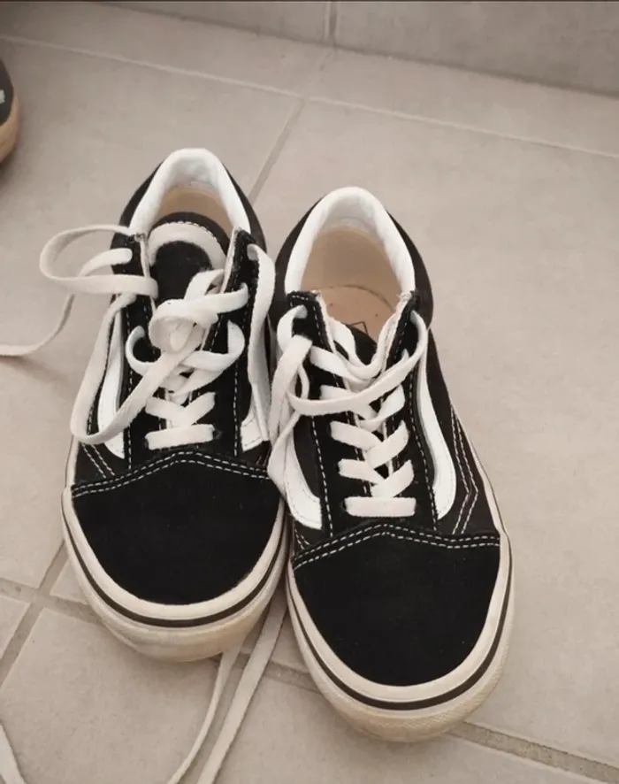Basket Vans en très bon état très peu porté taille 30 noir et blanche fille garçon - photo numéro 2