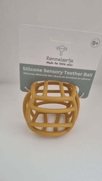 Balle de motricité flexible en silicone jaune ocre - dès la naissance - Rammelaartje neuf